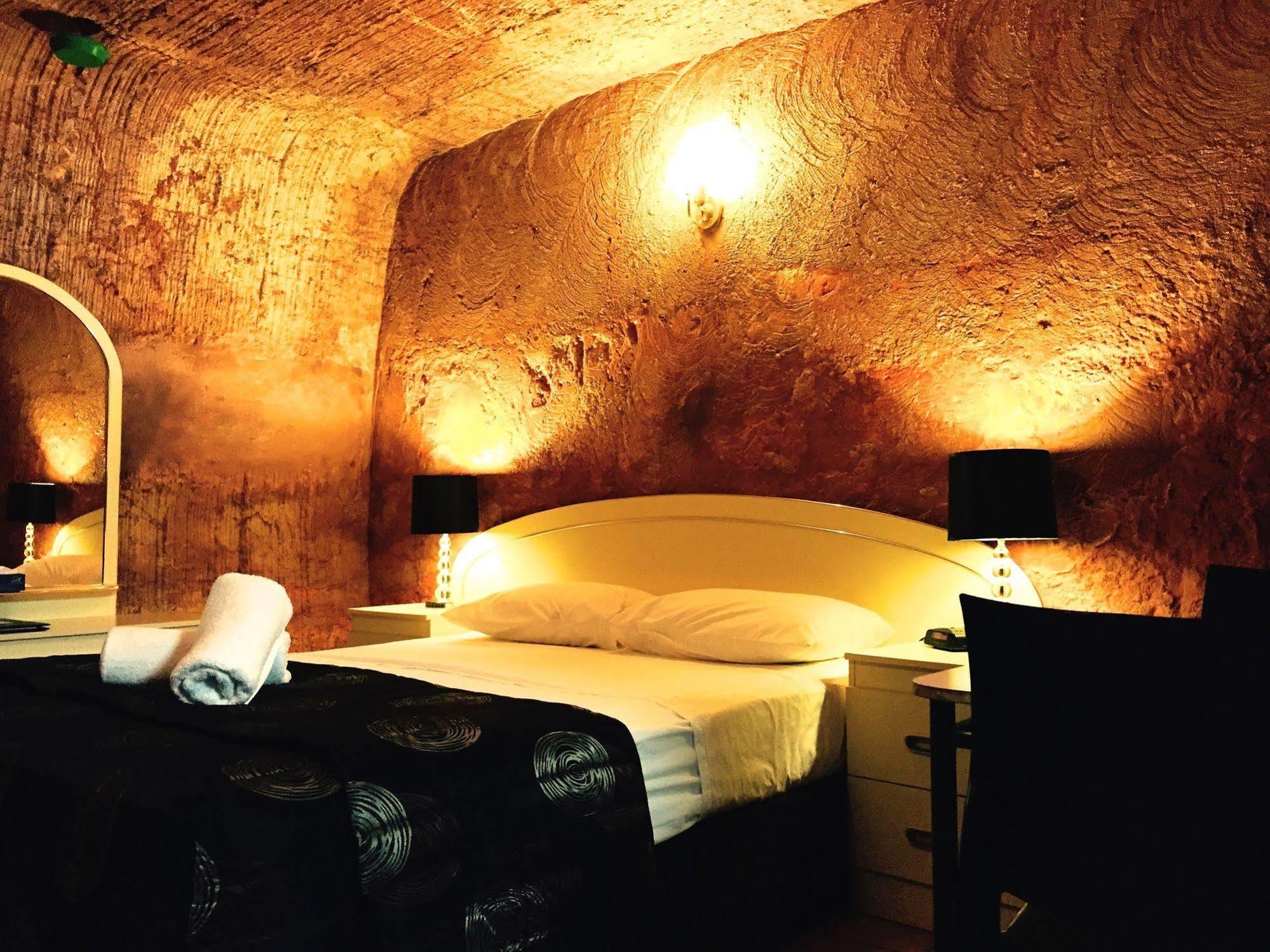 The Lookout Cave Underground Motel Coober Pedy Esterno foto