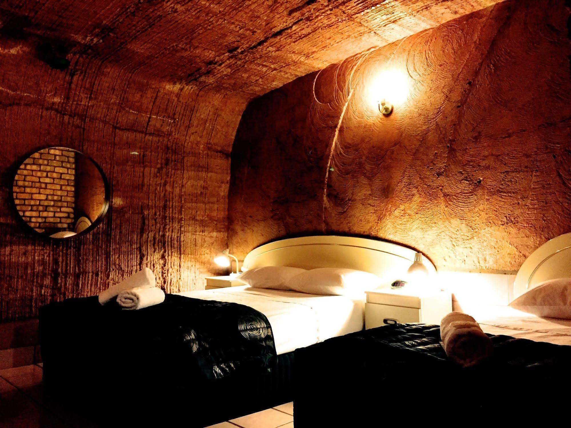 The Lookout Cave Underground Motel Coober Pedy Esterno foto